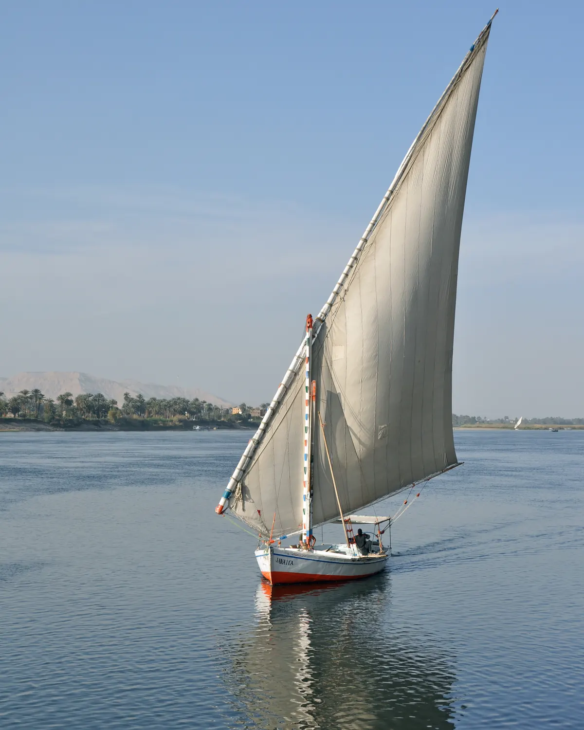 Felouque à grande voile sur le Nil à Louxor