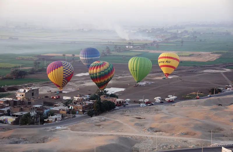 Montgolfières au-dessus de la rive ouest de Louxor