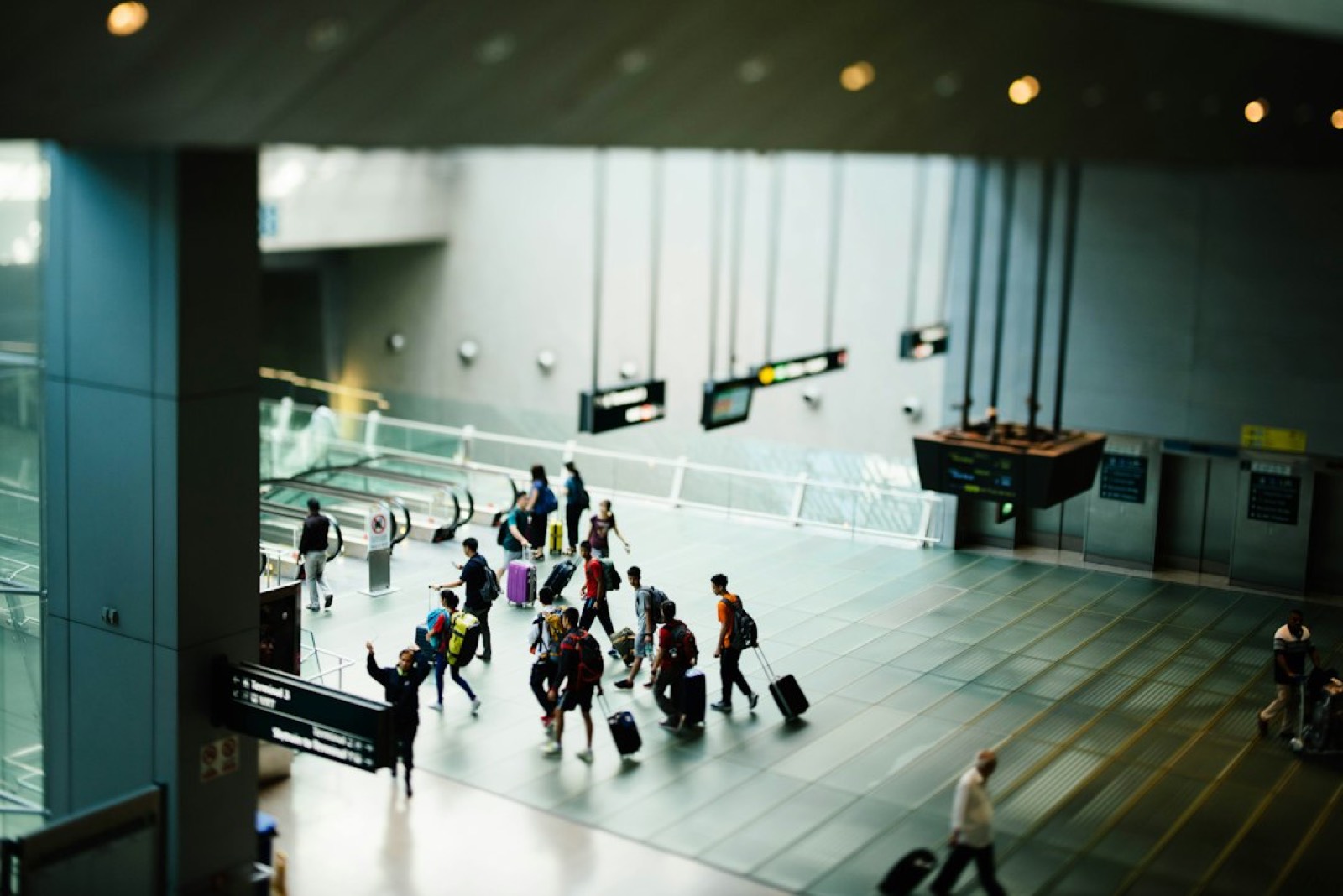 Voyageur avec ses bagages à l'arrivée à l'aéroport, attendant son chauffeur VTC